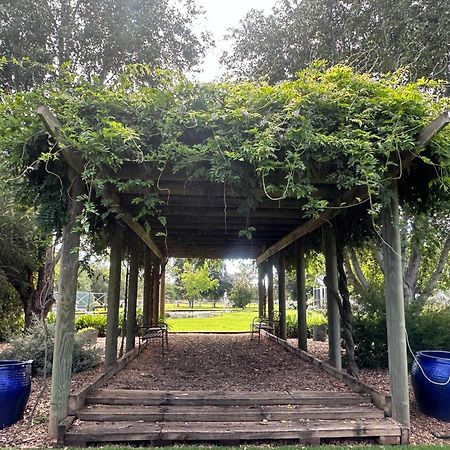 Jen'S Garden Pods Bed & Breakfast Griffith Exterior photo