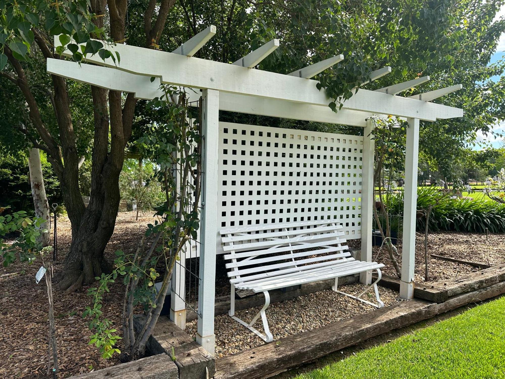 Jen'S Garden Pods Bed & Breakfast Griffith Exterior photo