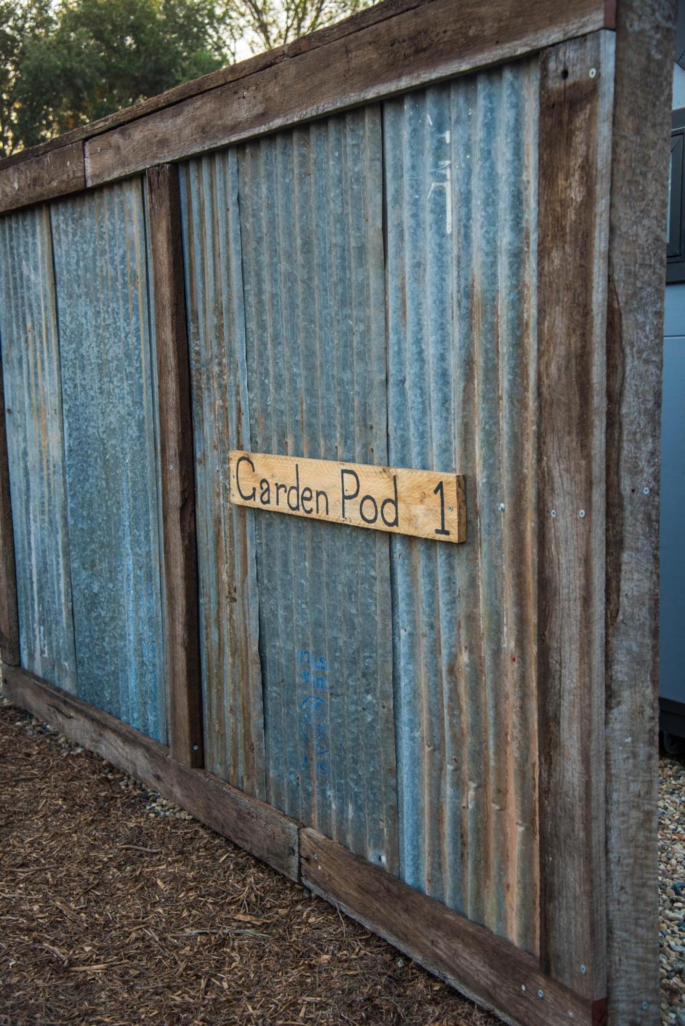 Jen'S Garden Pods Bed & Breakfast Griffith Exterior photo