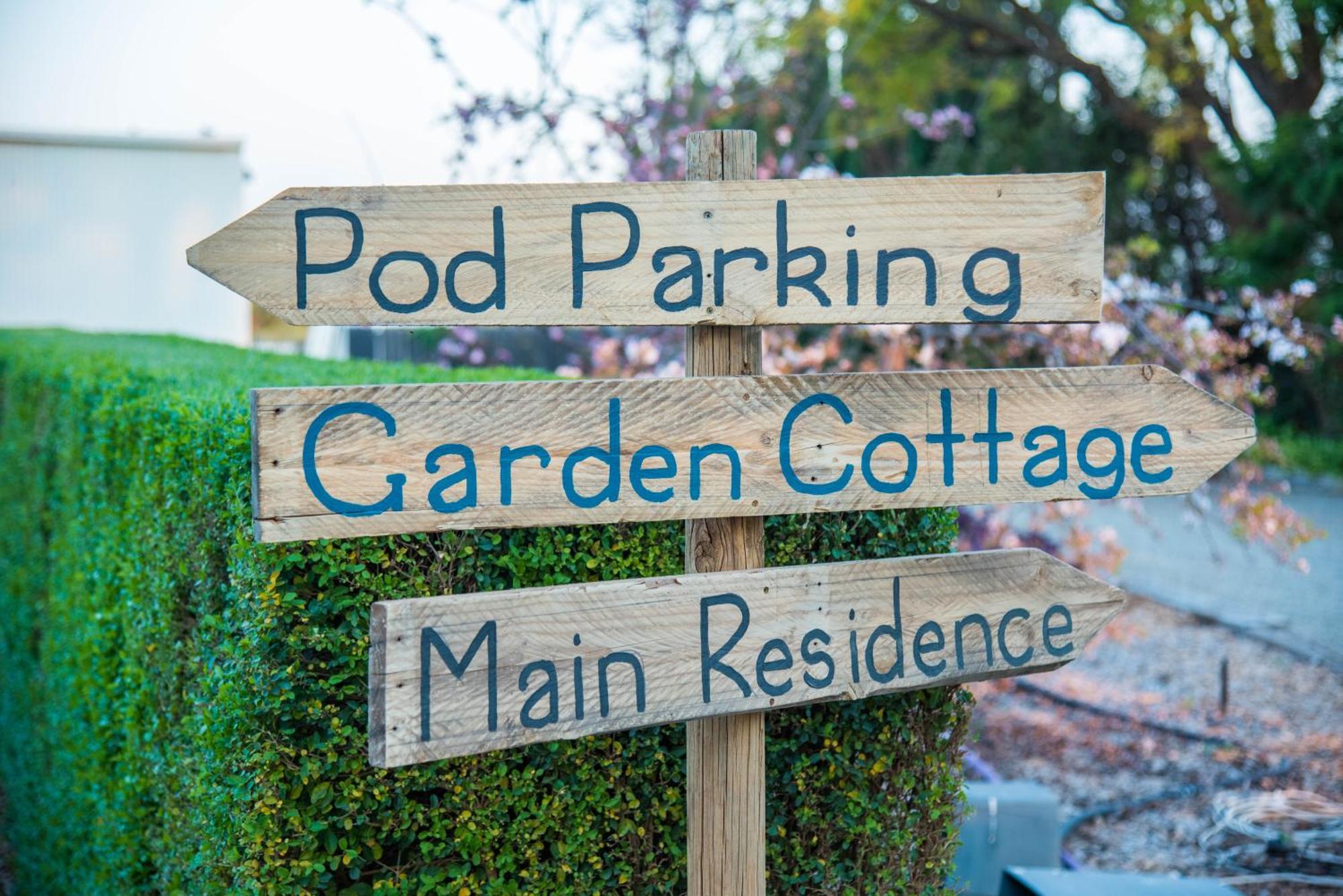 Jen'S Garden Pods Bed & Breakfast Griffith Exterior photo