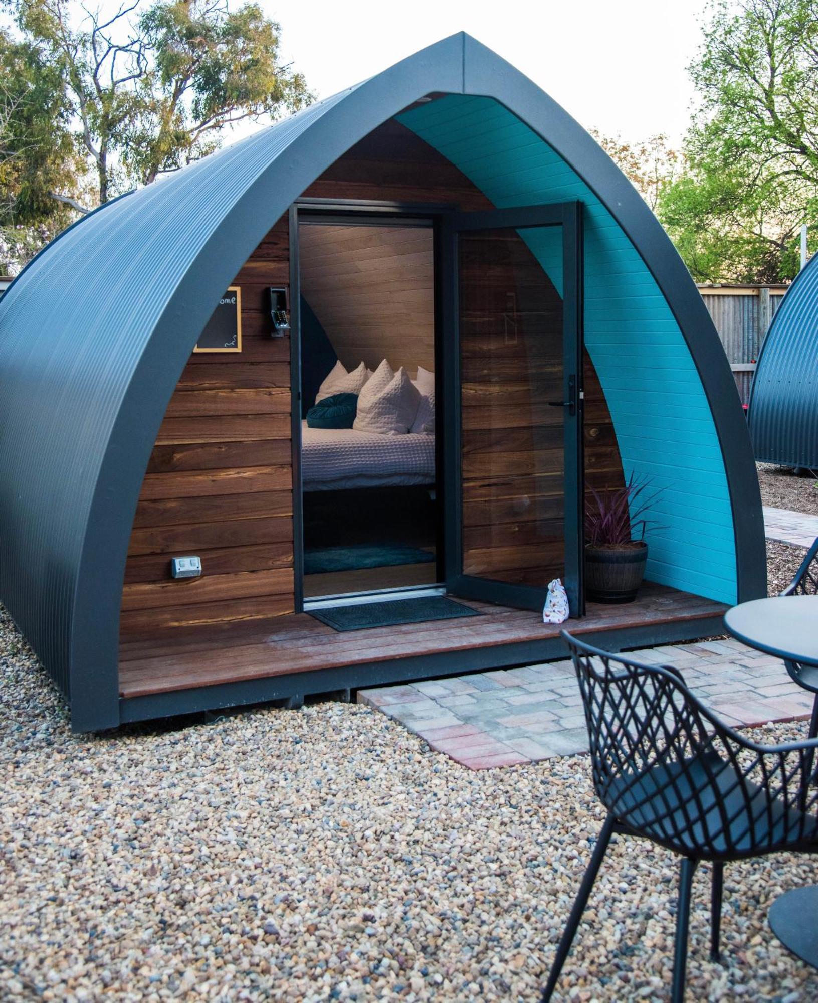 Jen'S Garden Pods Bed & Breakfast Griffith Exterior photo